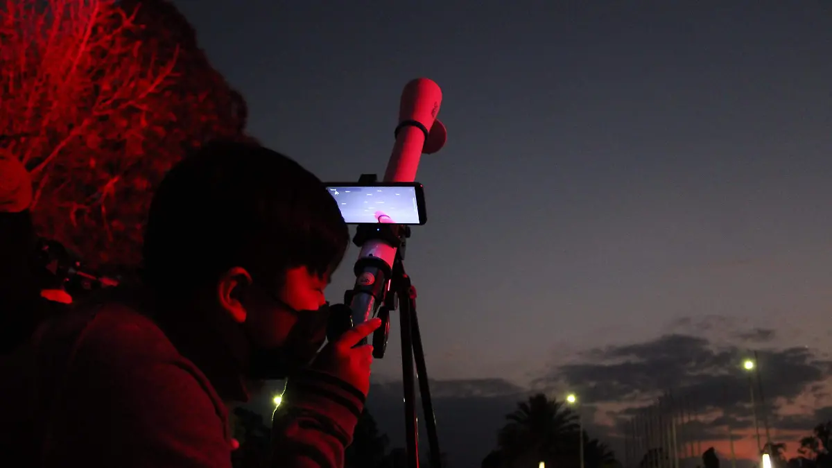 Inicia el año con observación astronómica en el Planetario7